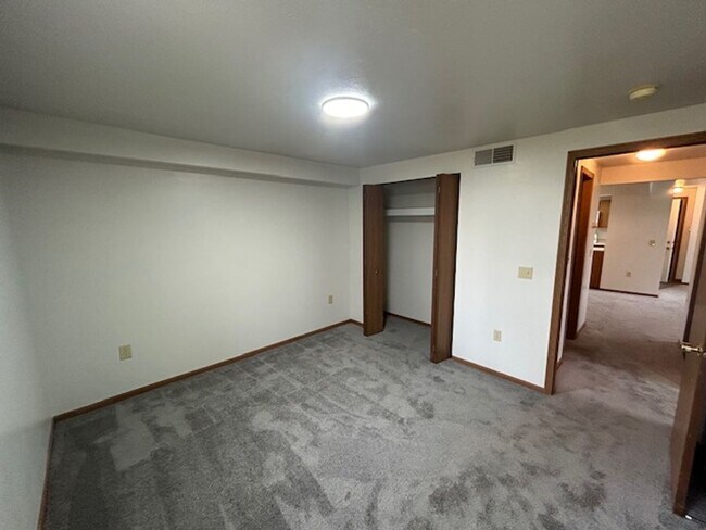 Building Photo - 2 bedroom 1 bath top floor apartment - Mov...