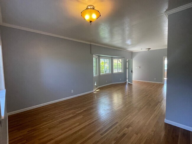 Building Photo - ~Berkeley School District~ Single Family Home - Huge Backyard!