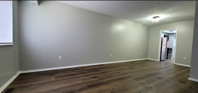 Building Photo - Beautiful 2 bedroom 1.5 bath Condo with at...