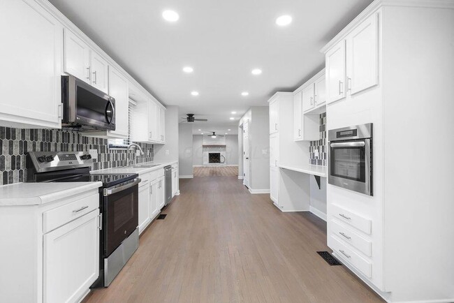 Building Photo - 554 Pointview Dr