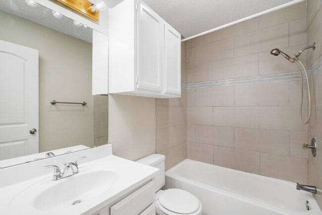 Building Photo - 2101 Matthews Ln