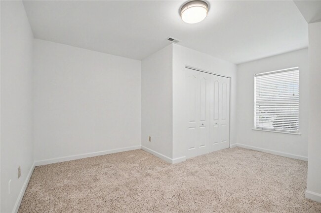 Building Photo - 102 Lexington Ln
