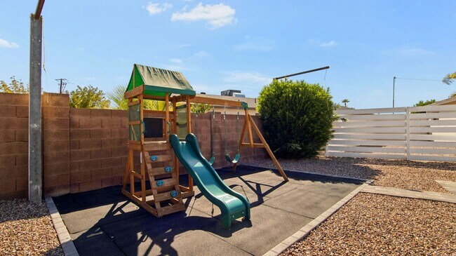 Building Photo - 2929 N 55th Pl