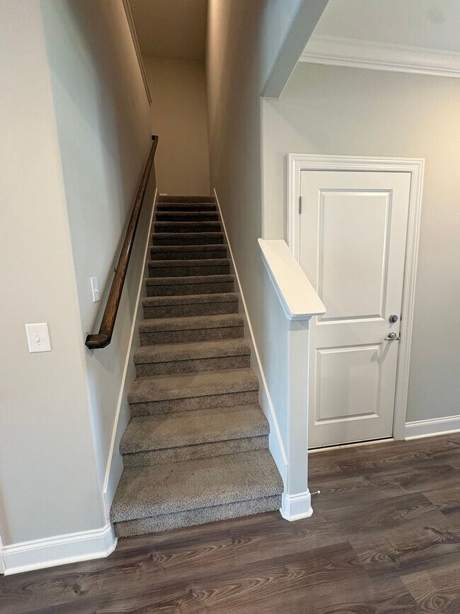 Building Photo - LUXURY TOWNHOME  IN THE CENTER OF MANCHESTER!
