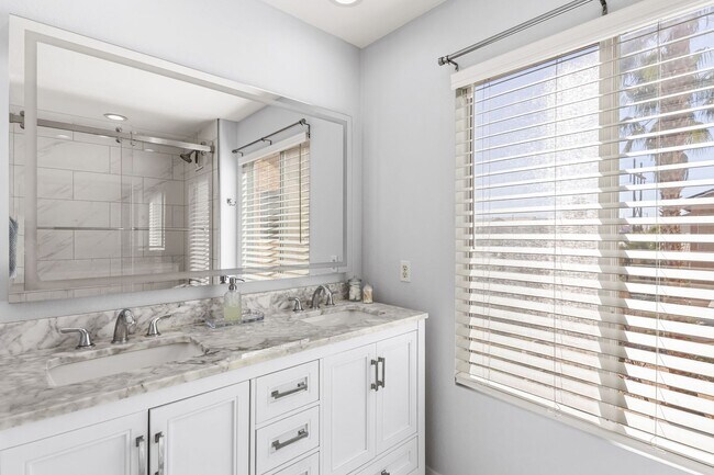 Building Photo - Beautifully Updated 3 Bedroom Southeast Ve...