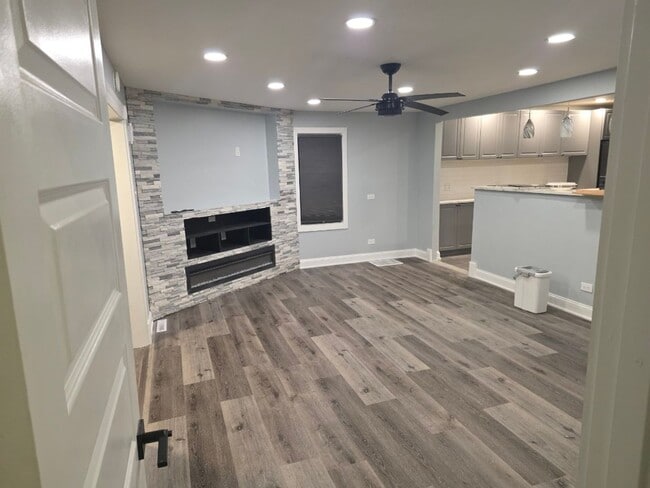Building Photo - Single Family 2BR, 3 BA 2CG Home