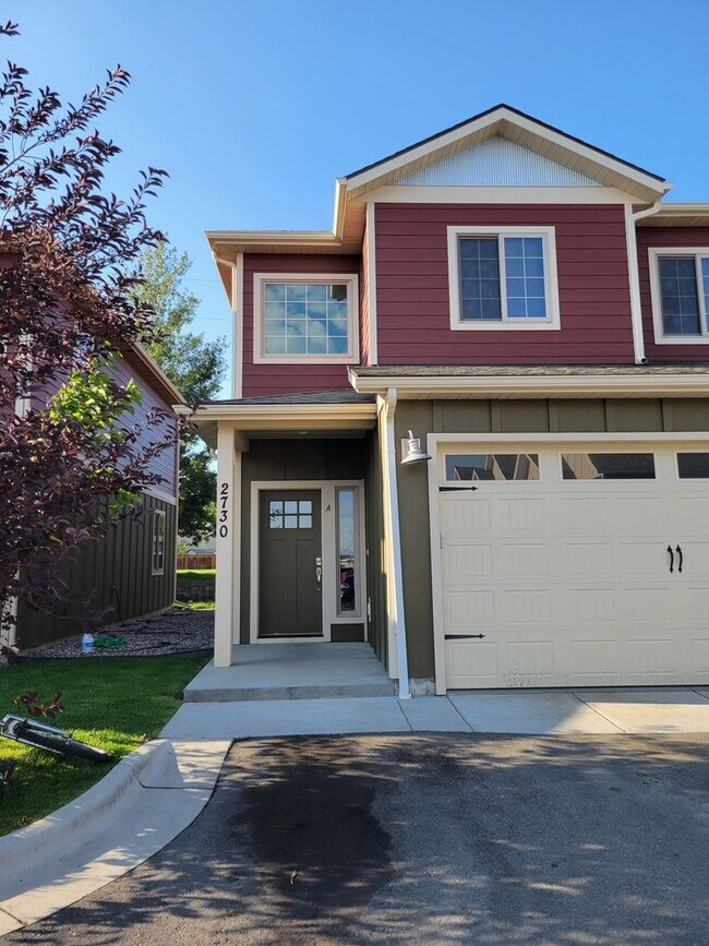 Building Photo - End Unit 3 Bedroom 2 Bathroom Condo