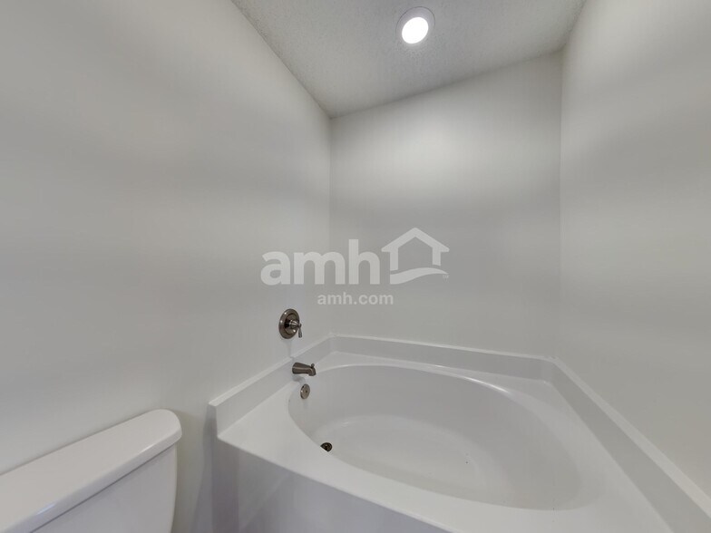 Building Photo - 3028 Crusades St