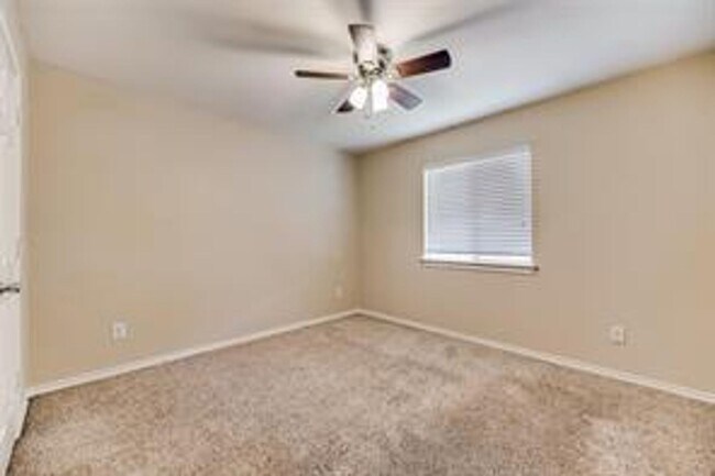 Building Photo - Freshly Updated 3 bedroom spacious beauty!!