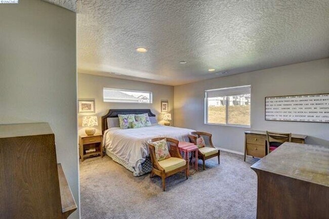 Building Photo - 1710 SW Panorama Dr