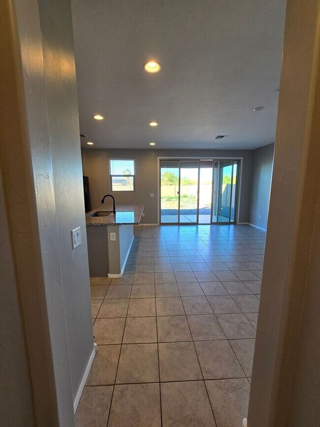Building Photo - MOVE IN SPECIAL!! 3 Bedroom/ 2 Bath Red Rock Oasis