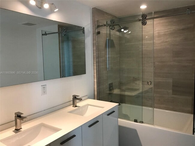 Building Photo - 1300 Brickell Bay Dr