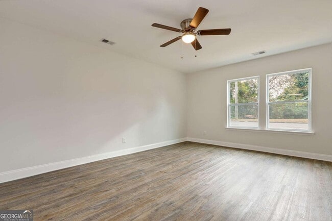 Building Photo - 104 Klassing St SW