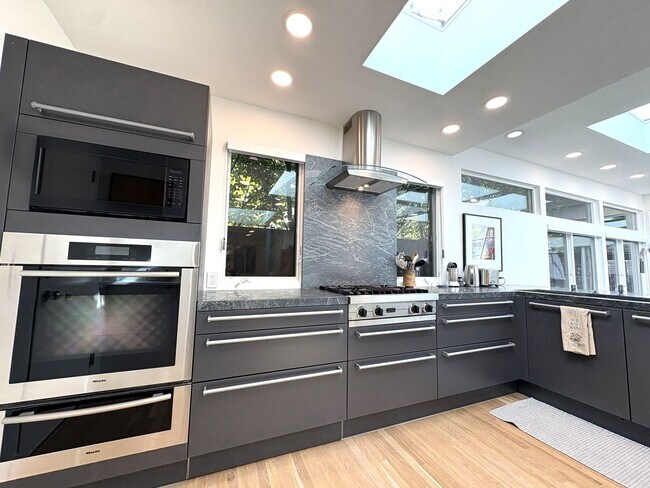 Building Photo - Modern Home availalble for lease in Menlo ...
