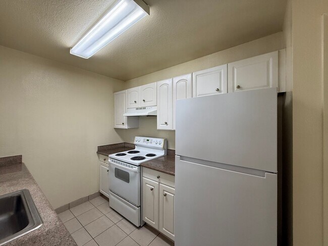 Building Photo - 2112 Chrysler Dr