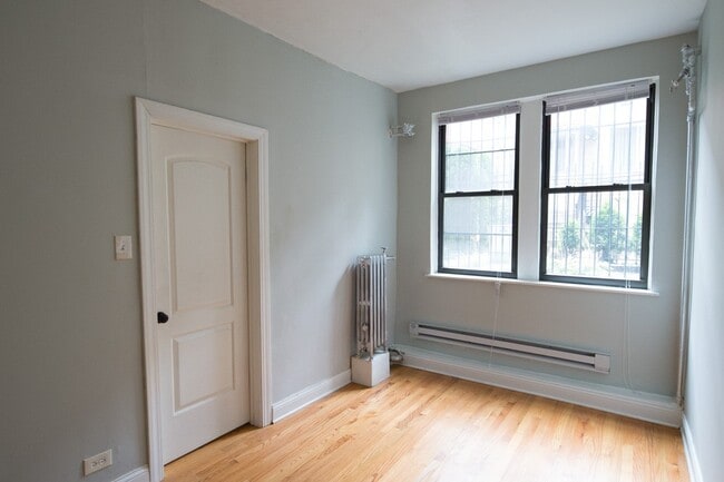 Building Photo - 4644 N Paulina St