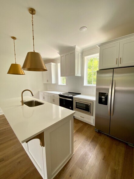 Building Photo - 2033 Maple View Ln