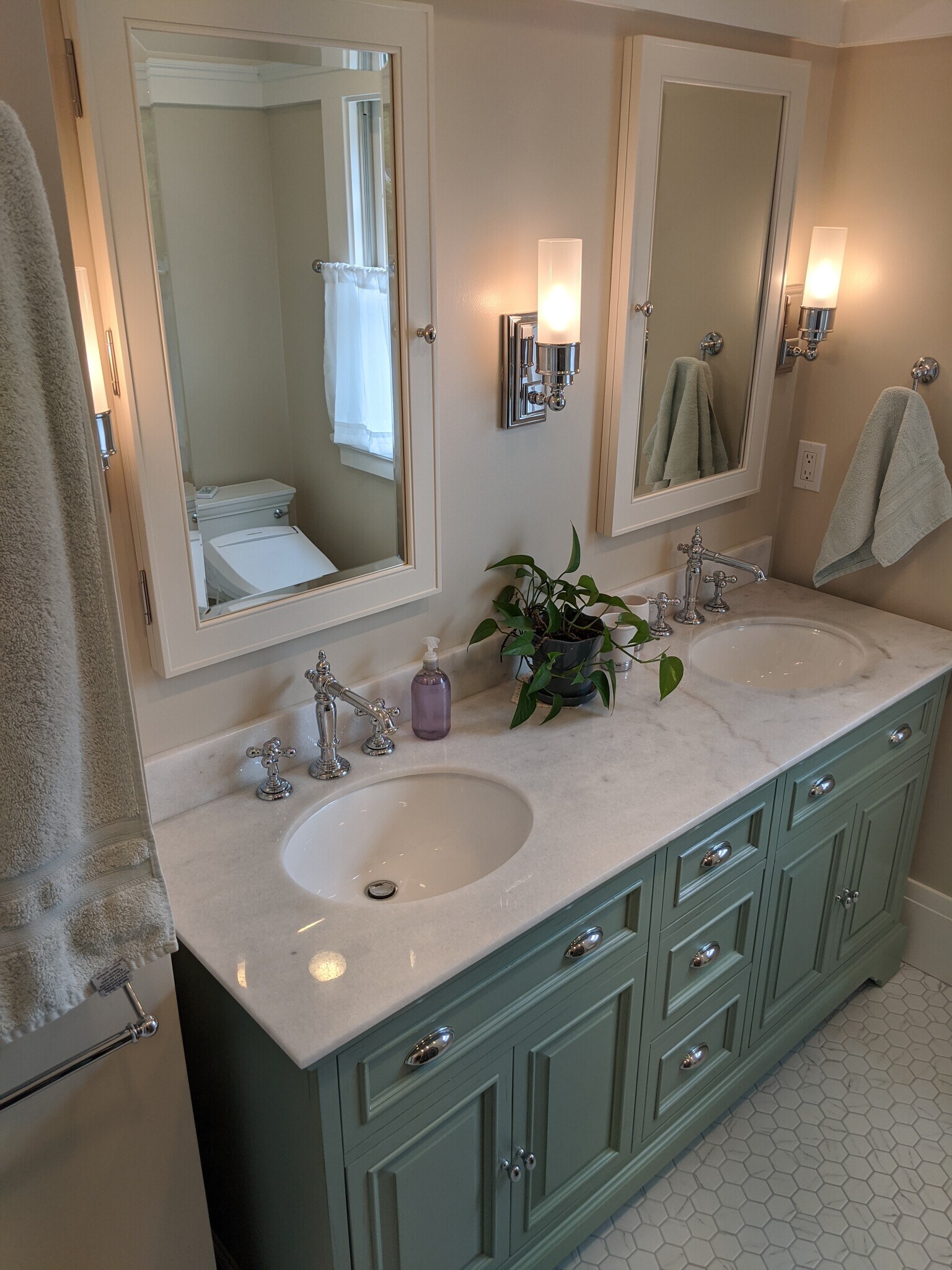 Double vanity second floor bathroom - 2216 SE 24th Ave