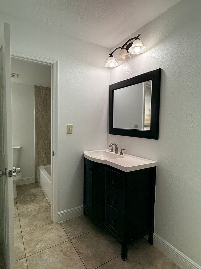 Building Photo - Soaring Ceilings, 2 bedrooms w/a loft