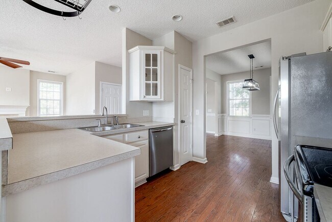 Building Photo - Beautiful Custom Home on Golf Course