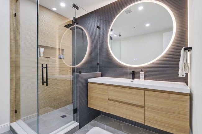 Building Photo - 200 NE 2nd Ave