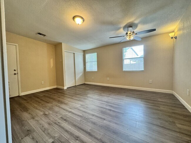 Building Photo - Great 3 bedroom 2 bath culdesac lot with f...