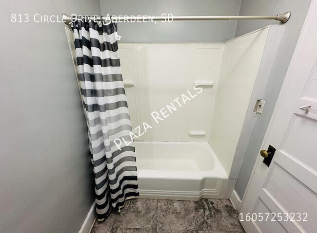 Building Photo - 19 7th Ave SE