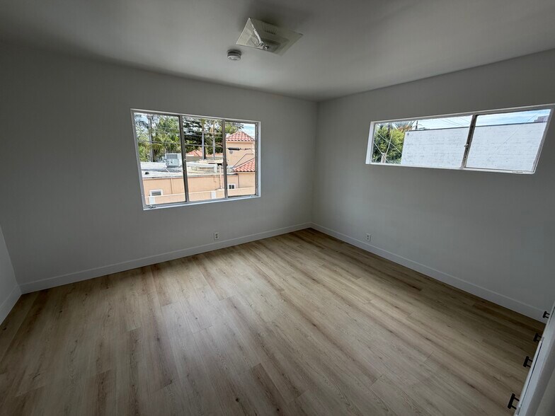 Building Photo - 478 S San Vicente Blvd