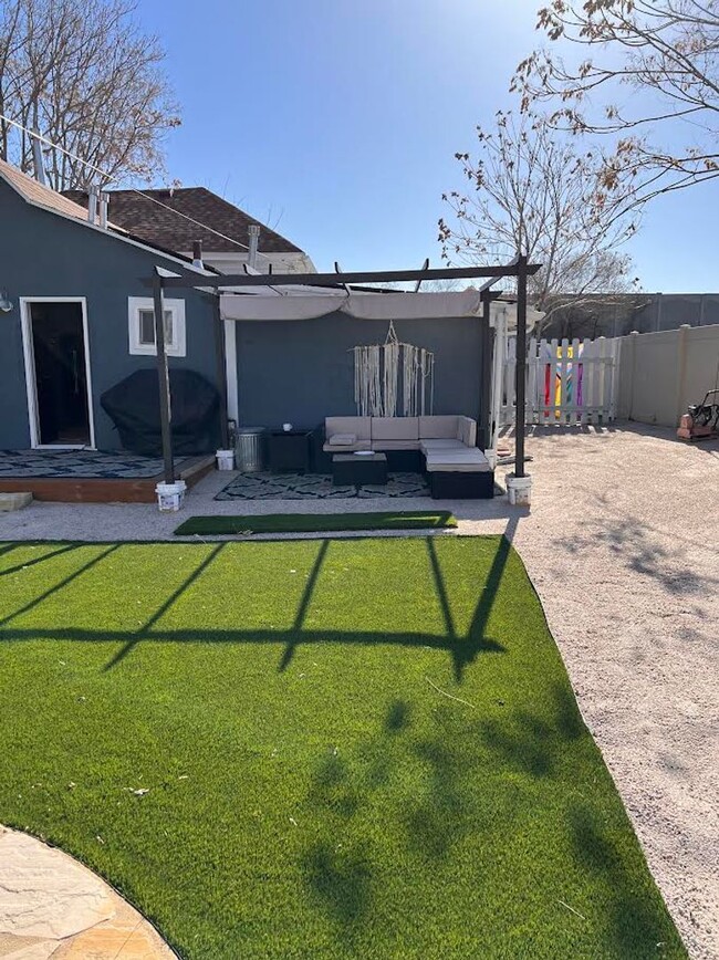 Building Photo - Large 2 Bed, 1 Bath + 2 Bonus Rooms – Two ...