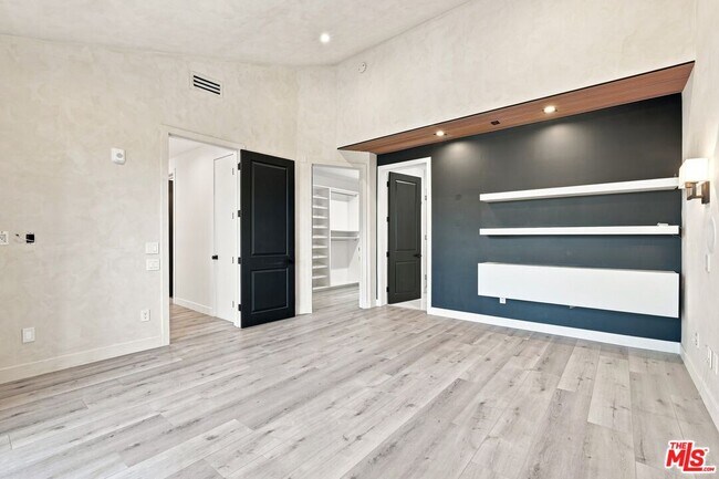Building Photo - 8121 Norton Ave