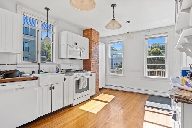 Building Photo - 703 E 2nd St