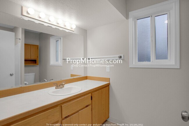 Building Photo - Three Bedroom Gem in Jennings Lodge - Garage Included!