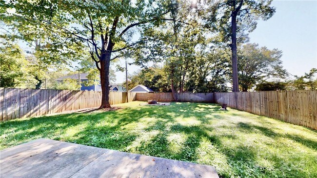 Building Photo - 2213 Roslyn Ave