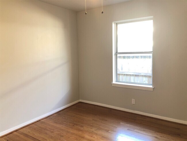 Building Photo - 5005 De Milo Dr