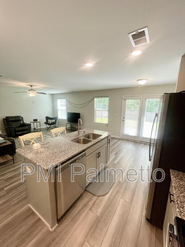 Building Photo - 633 Wooster Dr
