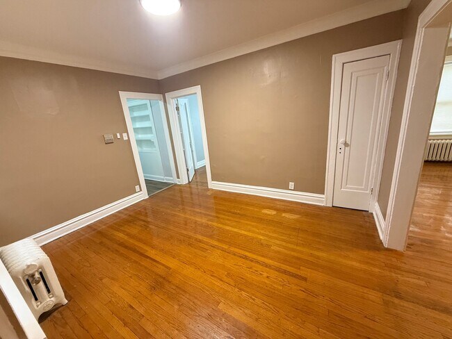 Building Photo - 2843 W Berteau Ave