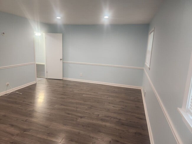Building Photo - Beautiful 3 bedroom 2 full bath with garag...