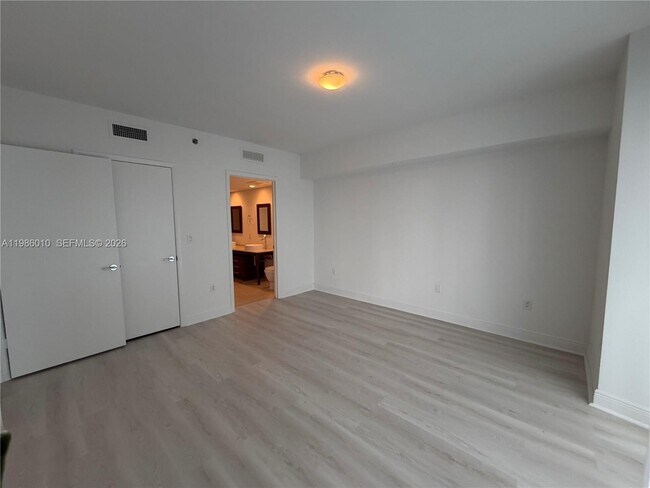 Building Photo - 475 Brickell Ave