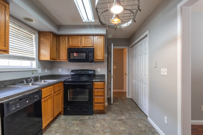 Building Photo - 913 Hazelbrook Way