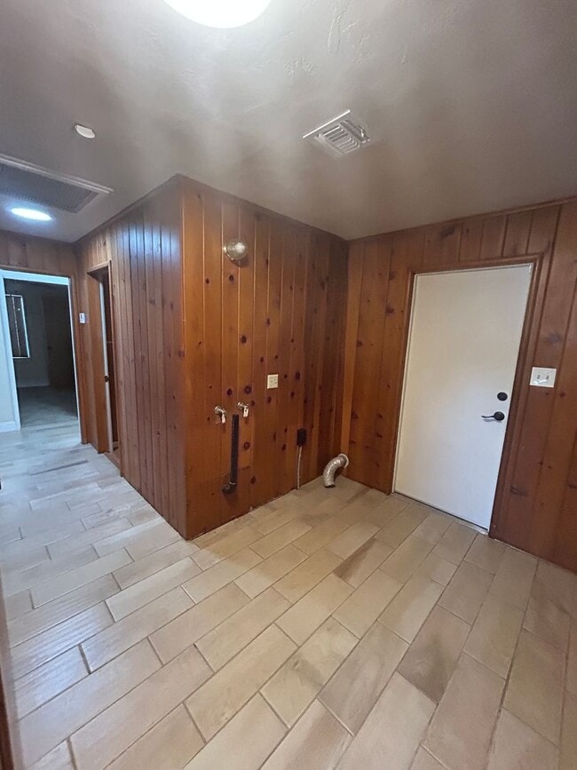 Building Photo - Wow, ready for move in, large updated home...