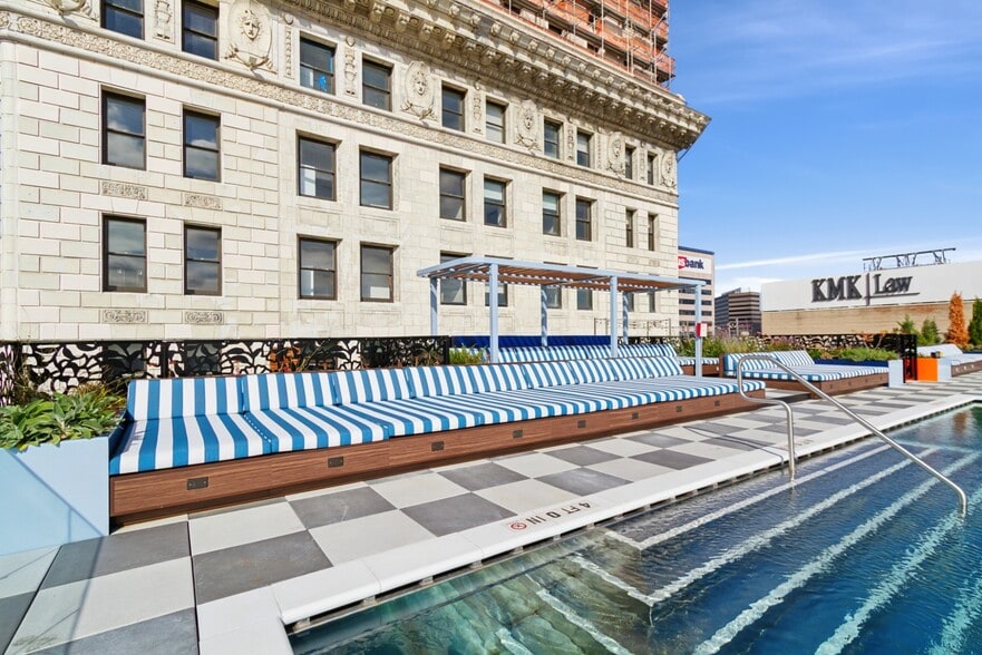 Building Photo - Sky Central