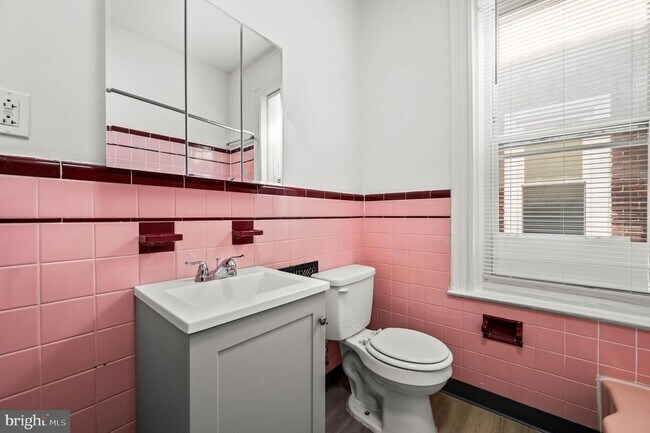 Building Photo - 5011 Larchwood Ave