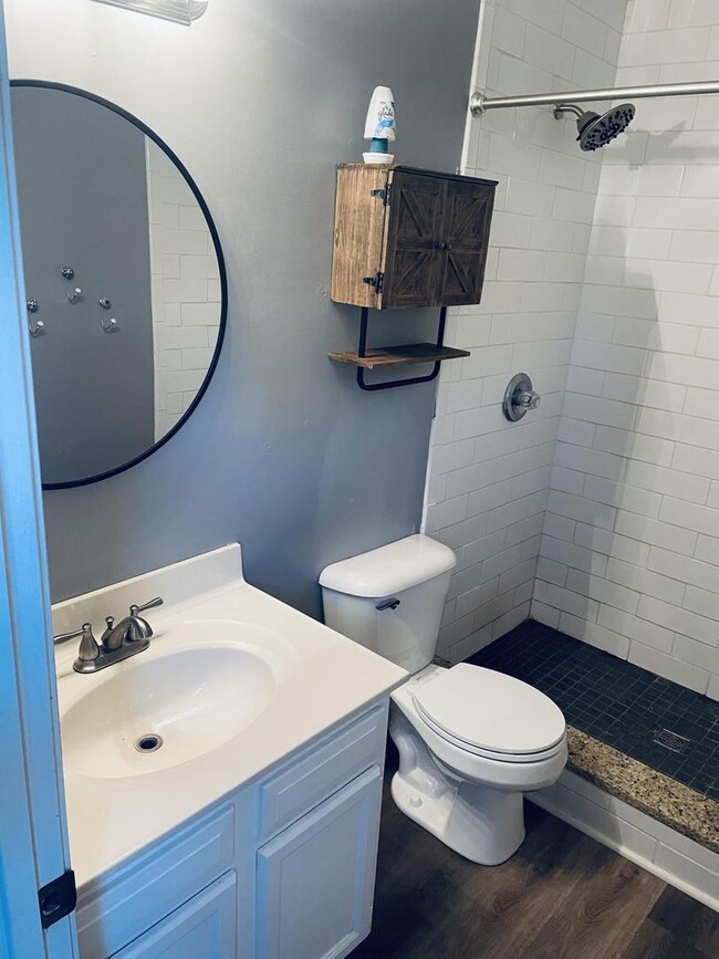 Building Photo - Beautiful 3 Bed, 3 Bath Home in Burlington – Finished Basement, 2-Car Garage & Fenced Yard!