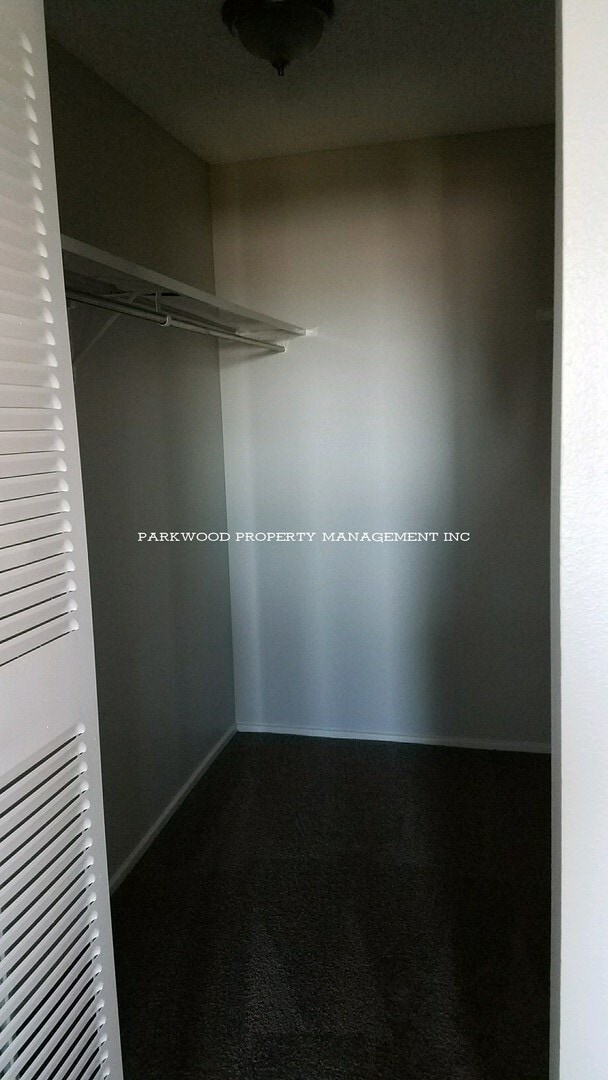 Building Photo - 2 Bedroom, North Tacoma, $1595 + $100 w/s/g = $1695.00, upper floor apartment