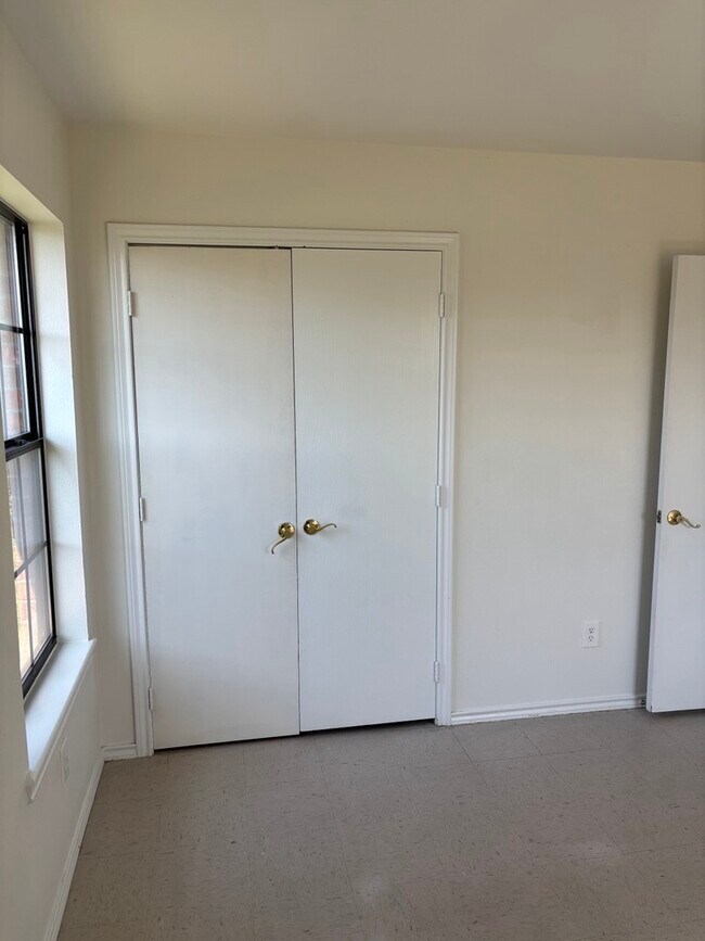 Building Photo - 505 Bahama St