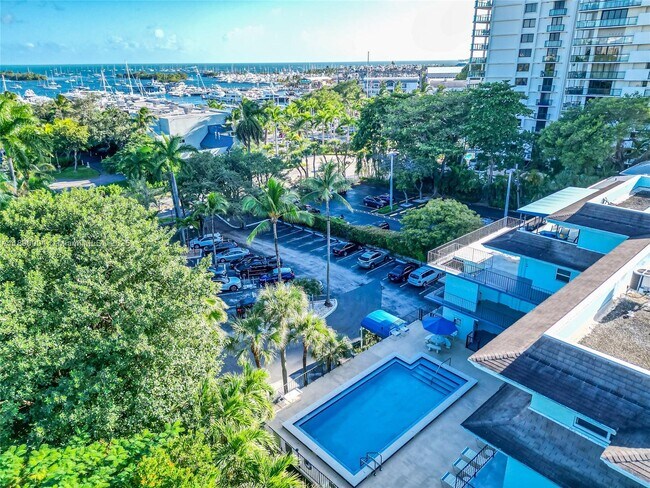 Building Photo - 2539 S Bayshore Dr