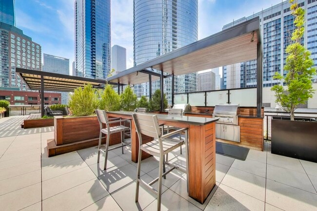 Building Photo - 512 N McClurg Ct