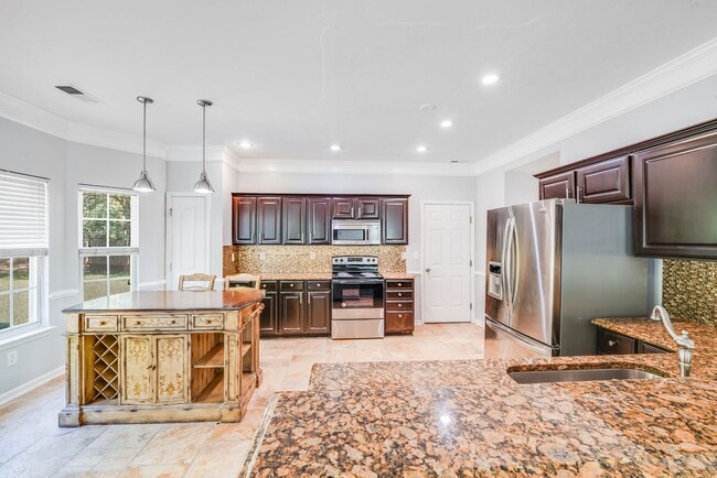 Building Photo - Beautiful 3BR/2.5BA Near Rivergate & Charl...
