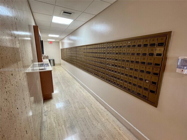 Building Photo - 2899 Collins Ave