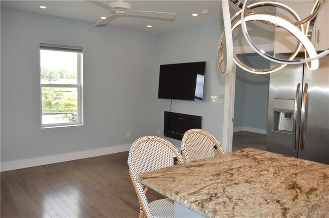 Building Photo - 581 Central Ave